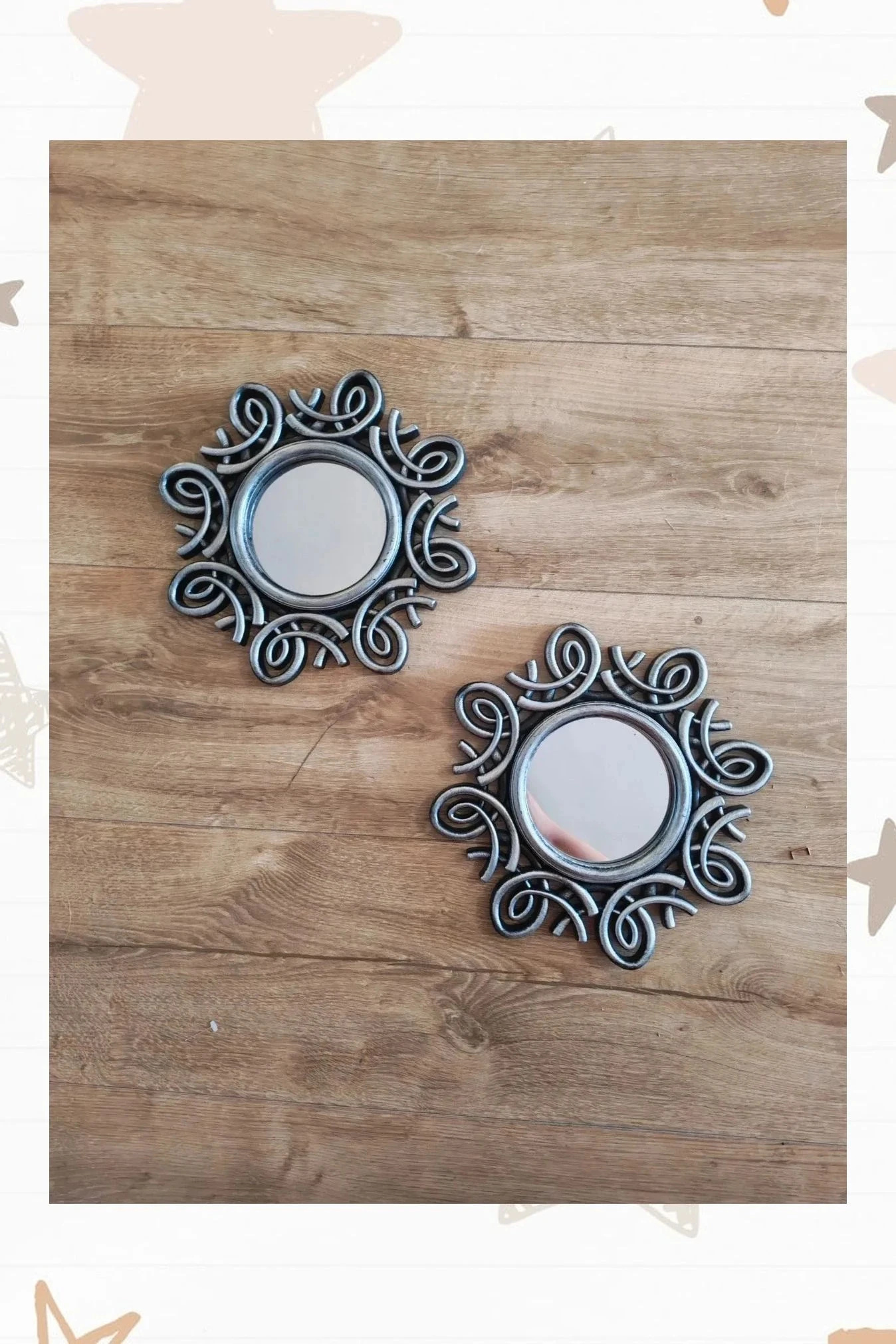 Dos espejos decorativos